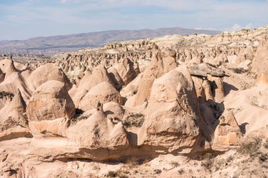 Goreme, Kapadokya, Türkiye 'deki Devrent Valley' de birçok farklı kaya oluşumları ve küçük peri bacaları.