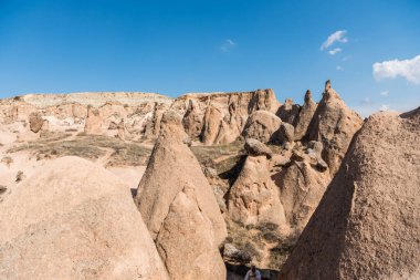 Goreme, Kapadokya, Türkiye 'deki Devrent Valley' de birçok farklı kaya oluşumları ve küçük peri bacaları.