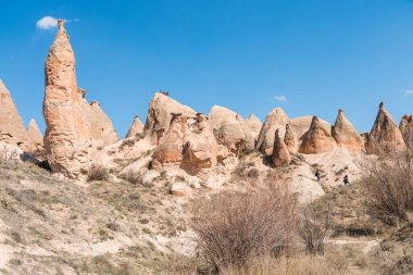Goreme, Kapadokya, Türkiye 'deki Devrent Valley' de birçok farklı kaya oluşumları ve küçük peri bacaları.
