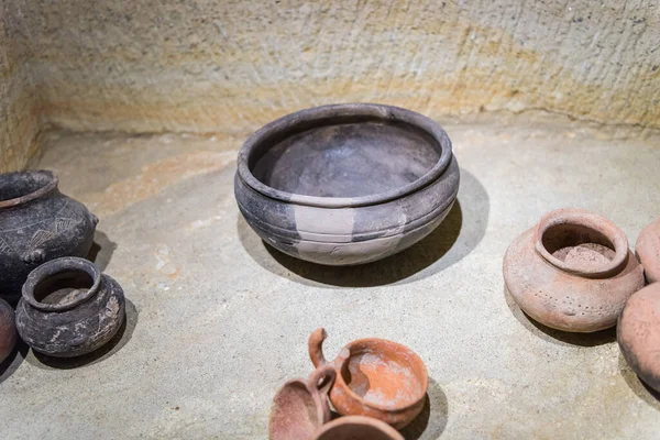 Kapadokya 'nın Avanos kentindeki yeraltı seramik müzesinde Türk geleneksel seramik kapları ve kavanozları. 