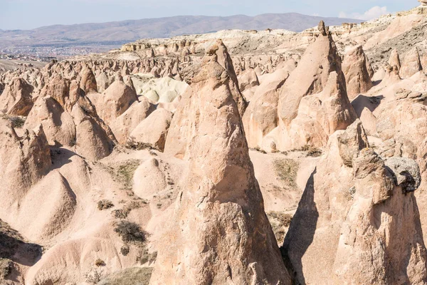 Goreme, Kapadokya, Türkiye 'deki Devrent Valley' de birçok farklı kaya oluşumları ve küçük peri bacaları.