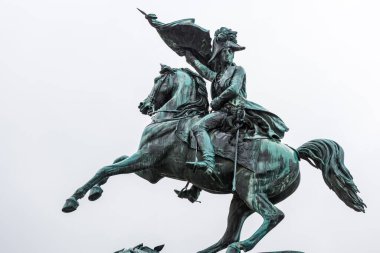 Teschen Dükü Arşidük Charles 'ın Equestrian heykeli Hofburg, Avusturya' nın önünde İmparator II. Leopold 'un üçüncü oğlu Avusturya mareşali.