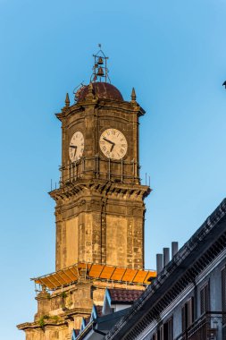 Avellino kasabasındaki Torre dell 'Orologio saat kulesi, Güney İtalya' nın Campania bölgesinde Avellino ilinin başkenti.