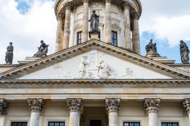 Berlin 'deki Alman Kilisesi, Mitte bölgesindeki Jandarma Meydanı' ndaki üç büyük binadan biri. Almanya 'da parlamenter demokrasi konulu bir sergi düzenlendi. 