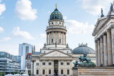 Berlin 'deki Alman Kilisesi, Mitte bölgesindeki Jandarma Meydanı' ndaki üç büyük binadan biri. Almanya 'da parlamenter demokrasi konulu bir sergi düzenlendi. 