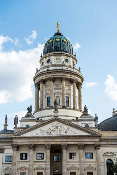 ベルリンのドイツ教会 ミッテ地区のゲンダルムマーク広場にある3つの主要な建物の1つ ドイツの議会民主主義に関する展覧会を開催しています — ストック写真