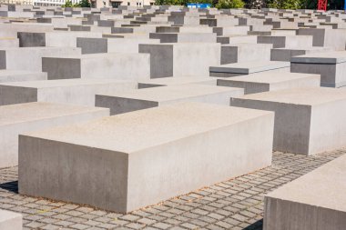 Öldürülen Avrupa Yahudileri Anıtı, Berlin 'de Yahudi soykırımının kurbanları için mimar Peter Eisenman ve mühendis Buro Happold tarafından tasarlanan bir anıttır..