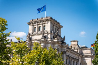 Almanya, Berlin 'de tarihi bir yapı olan Reichstag' ın inşaatı, Alman İmparatorluğu 'nun İmparatorluk Diyeti' ne ev sahipliği yapmak için inşa edildi..