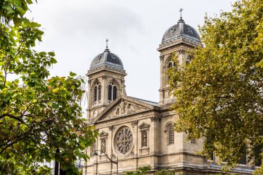 St. Francis Xavier Kilisesi 'nin ikiz kulesi, Paris' in 7. bölgesindeki Katolik kilisesi ve Francis Xavier 'e ithaf edilmiştir..