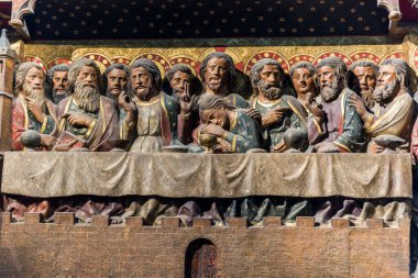 Büyük yangından önce Notre-Dame de Paris 'te dini bir heykel vardı. Paris' in 4. semtindeki Ile de la Cite 'de bir ortaçağ Katolik katedrali..