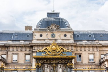 Palais de Justice (eski adıyla Palais de la Cite), Fransa 'nın başkenti Paris' teki Ile de la Cite 'de bulunan Palais du Palais Bulvarı' nda yer alır..