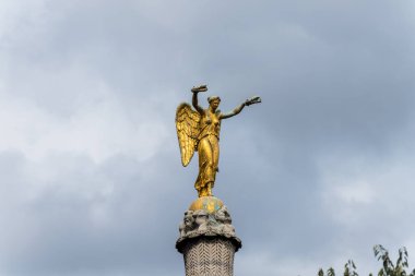 Fransa 'nın başkenti Paris' te bir sütunun tepesinde altın kanatlı bir heykel..