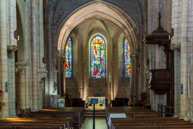 Basilica Sacre Coeur (1914 'te Paul Abadie tarafından tasarlandı), Roma Katolik Kilisesi ve İsa' nın Kutsal Kalbi 'ne adanmış küçük bir bazilika..