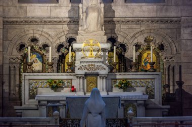 Sacre Coeur Bazilikası 'nın (Paul Abadie tarafından 1914' te tasarlanmış) önünde dua eden bir rahibe, Roma Katolik Kilisesi ve İsa 'nın Kutsal Kalbi' ne adanmış küçük bir bazilika..