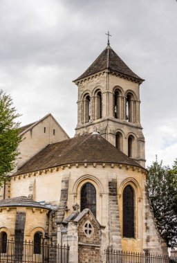 Paris 'in Kutsal Yüreği Bazilikası, Montmartre tepesinin zirvesinde, Fransa' nın Paris 'in en yüksek noktası.