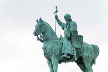 Paris 'in Kutsal Yüreği Bazilikası' ndaki binicilik heykeli Montmartre tepesinde, Fransa 'nın Paris şehrinin en yüksek noktasında.