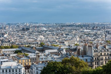 Paris 'in eski şehrinin havadan görünüşü, Paris' in Kutsal Yüreği Bazilikası 'ndan Paris' in en yüksek noktası Montmartre tepesinin manzarası.