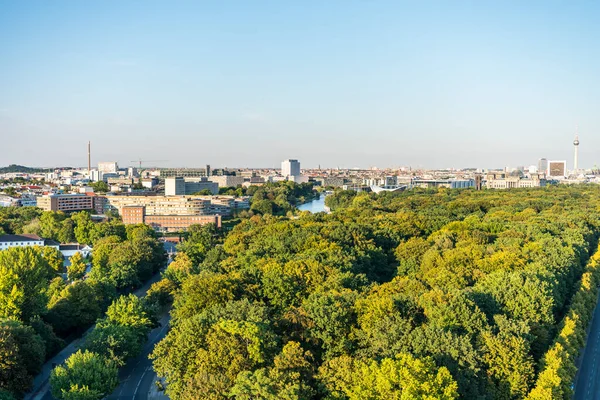 柏林全景城市景观 从柏林蒂尔加滕的柏林胜利柱顶俯瞰 拥有现代的天际线和绿色的森林 — 图库照片