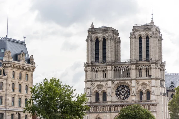 Büyük yangından önce Notre-Dame de Paris Kulesi 'nde, Ile de la Cite' deki ortaçağ Katolik katedrali, Paris 'in 4. arrondissement' inde..