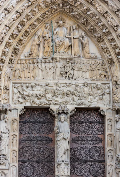 パリ4区イル シテにある中世のカトリック大聖堂 大火災前のノートルダム大聖堂のドアの上の像 — ストック写真
