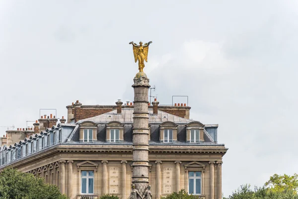Zlatá Okřídlená Socha Vrcholu Sloupu Centru Paříže Francii — Stock fotografie