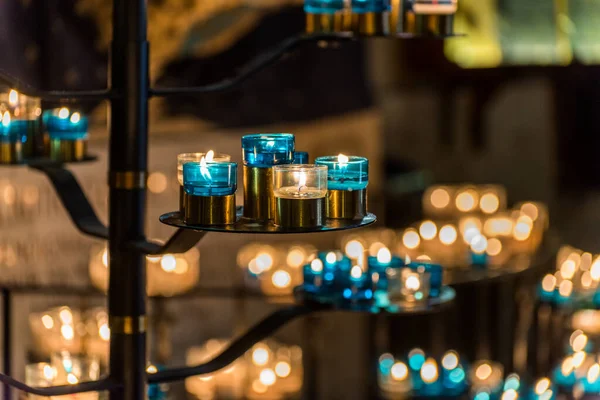 Αναμμένα Κεριά Στην Εκκλησία — Φωτογραφία Αρχείου