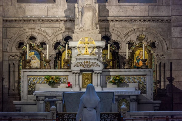 Una Monja Rezando Frente Estatua Santa María Basílica Del Sagrado — Foto de Stock