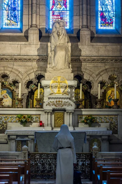 Una Monja Rezando Frente Estatua Santa María Basílica Del Sagrado — Foto de Stock