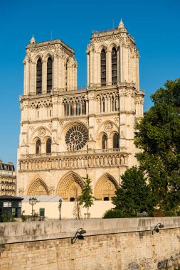 Büyük yangından sonra Paris 'in Notre Dame de Paris Kulesi' nde, Paris 'in 4. semtindeki Le de la Cit' te bir ortaçağ Katolik katedrali.. 