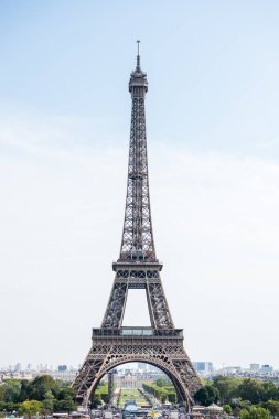 Eyfel Kulesi, Fransa 'nın Paris şehrinde bulunan Champ de Mars' ta dövülmüş demir bir kafes kulesi.