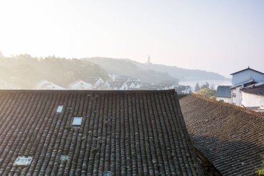 Putuo Dağı, Zhoushan, Zhejiang, Çin 'deki geleneksel Çin evlerinin çatıları. Çin Budizmi 'nin ünlü bir bölgesidir ve Bodhisattva Guanyin' in vücut yapısıdır.