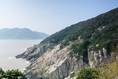 Putuo Dağı, Zhoushan, Zhejiang, Bodhisattva Guanyin 'in Budizm uygulamasının yapıldığı yer olan Luojia Dağı' nın deniz manzarası.
