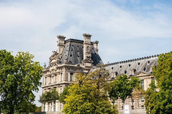 Střecha Paláce Louvre Bývalého Královského Paláce Pravém Břehu Seiny Paříži — Stock fotografie