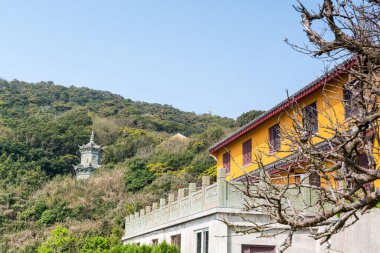 Putuo Dağı 'nın güneydoğusundaki Lotus Denizi' nde yer alan Luojia Dağı 'nda Bodhisattva Guanyin' in Budizm uygulamasını yaptığı Zhoushan, Zhejiang 'da Çin Budist Tapınağı inşa edilmiştir.