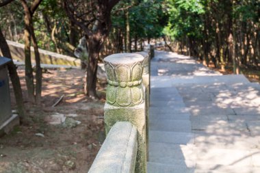 Putuo Dağı, Zhoushan, Zhejiang, Bodhisattva Guanyin 'in Budizm uygulamasının yapıldığı yer olan Lotus Denizi' nin güneydoğusundaki Luojia Dağı 'nda taştan nilüfer korkulukları.