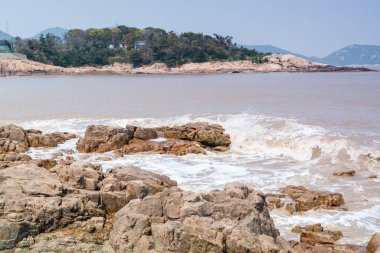 Putuo Dağı, Zhoushan, Zhejiang, Bodhisattva Guanyin 'in Budizm uygulamasının yapıldığı yer olan Luojia Dağı' nın deniz manzarası.