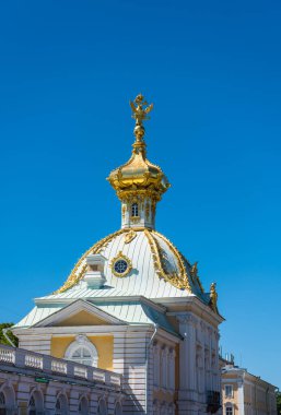 Büyük Şelale 'nin Altın Kubbesi. Rusya' nın Saint Pertersburg kentindeki Büyük Peter 'ın yazlık sarayında..