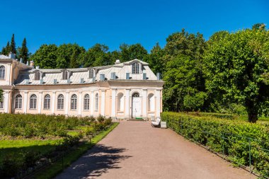 Peterhof, St. Petersburg 'daki Lower Park' taki Grand Orangery şu anda bir restoran olarak faaliyet gösteriyor.