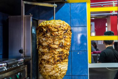 Rusya 'nın St. Petersburg kentindeki bir sokak yiyecek dükkanında geleneksel Türk gıda donörü kebabı.