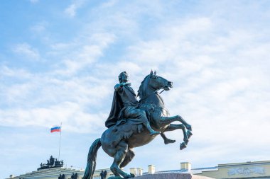 Bronz Süvari, Büyük Peter 'ın Rusya, Saint Petersburg' daki Senato Meydanı 'ndaki binicilik heykeli..