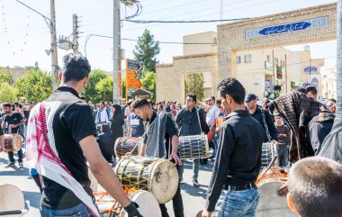 Şii Müslüman hacılar İran 'ın Şiraz şehrindeki Ashura festivalini kutluyorlar..