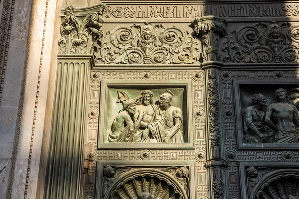 Statuie Religioasă Ușa Bronz Catedralei Sfântul Isaac Sau Isaakievskiy Sobor — Fotografie, imagine de stoc