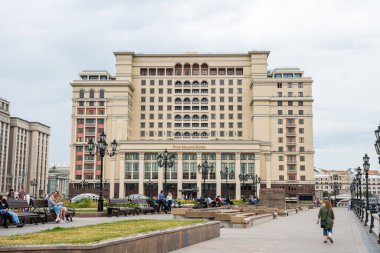 Moskova, Rusya 'daki Red Squre ve Kremlin Sarayı yakınlarındaki Four Seasons Oteli binası..