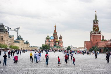 Moskova, Rusya 'daki Kremlin sarayının yanındaki Kızıl Meydan' da bir sürü turist var..