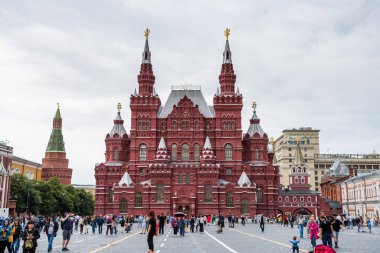 Moskova, Rusya 'daki Kremlin sarayının yanındaki Kızıl Meydan' da Devlet Tarihi Müzesi 'nin ana binası ve bir sürü turist bulunuyor..