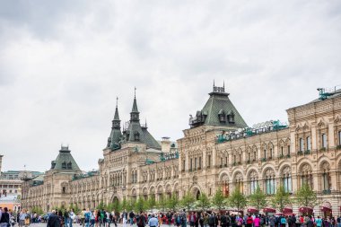 GUM (Dışişleri Bakanlığı Mağazası) Moskova 'daki Kızıl Meydan ve Kremlin Sarayı' nın yanında