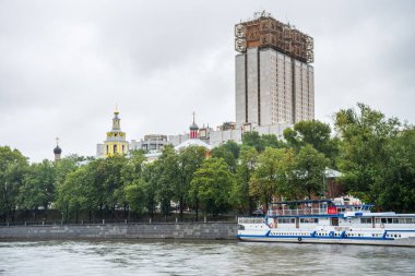 Moskva Nehri 'nin kıyısındaki modern binalar, Moskova, Rusya. Nehirde bir yolcu gemisi oluştur. 