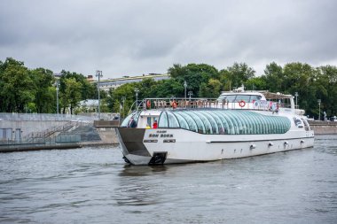 Yağmurlu bir günde Moskova, Moskva Nehri boyunca yelken açan gemi bulutlu bir arka planda..