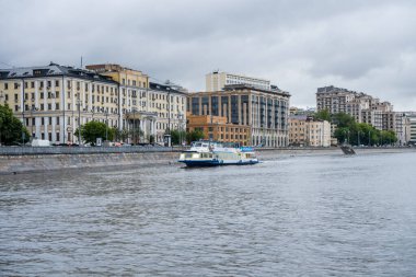Moskva Nehri 'nin kıyısındaki modern binalar, Moskova, Rusya. Nehirde bir yolcu gemisi oluştur. 