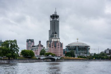 Moskva Nehri 'nin kıyısındaki modern binalar, Moskova, Rusya. Nehirde bir yolcu gemisi oluştur. 